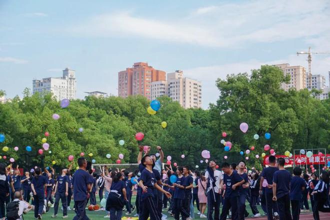办好“第一中学”｜生命至上，教育“要允许萝卜地里长白菜”