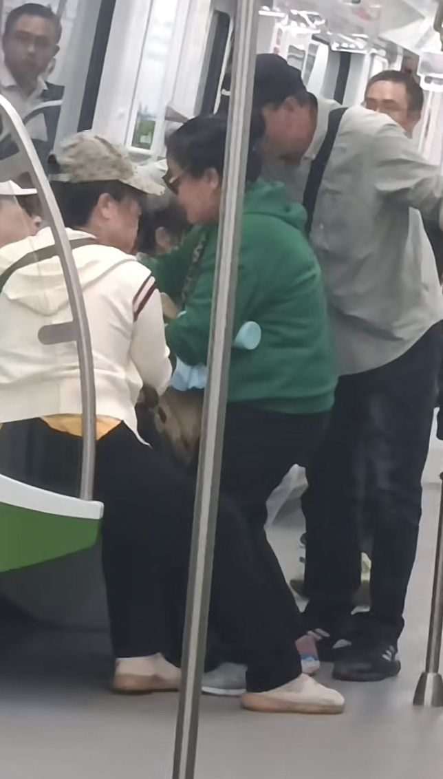众志成城！老人地铁上突然昏倒“濒死”，幸遇众人施救，南京警方：老人已无生命危险
