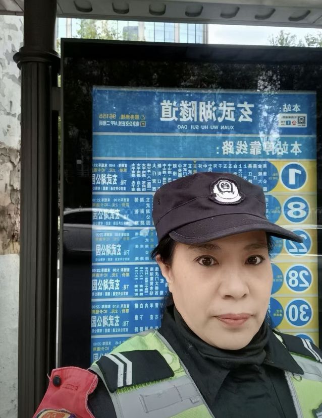 众志成城！老人地铁上突然昏倒“濒死”，幸遇众人施救，南京警方：老人已无生命危险