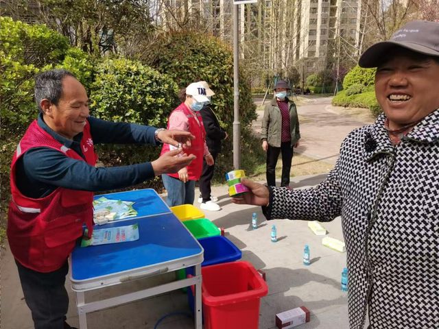 垃圾分类齐参与 趣味套圈乐无穷