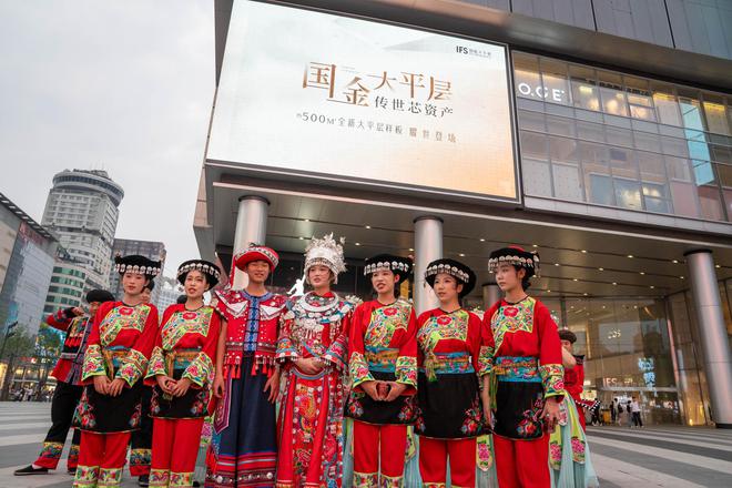 湘西“婚礼”闪现长沙，街头派送请柬邀您共赴喜宴！