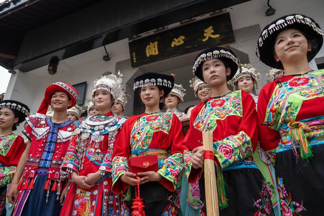 湘西“婚礼”闪现长沙，街头派送请柬邀您共赴喜宴！