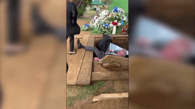 美国一墓地意外塌陷，众人摔进墓坑，死者儿子被棺材重压