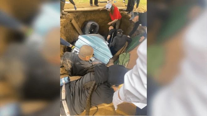 美国一墓地意外塌陷，众人摔进墓坑，死者儿子被棺材重压