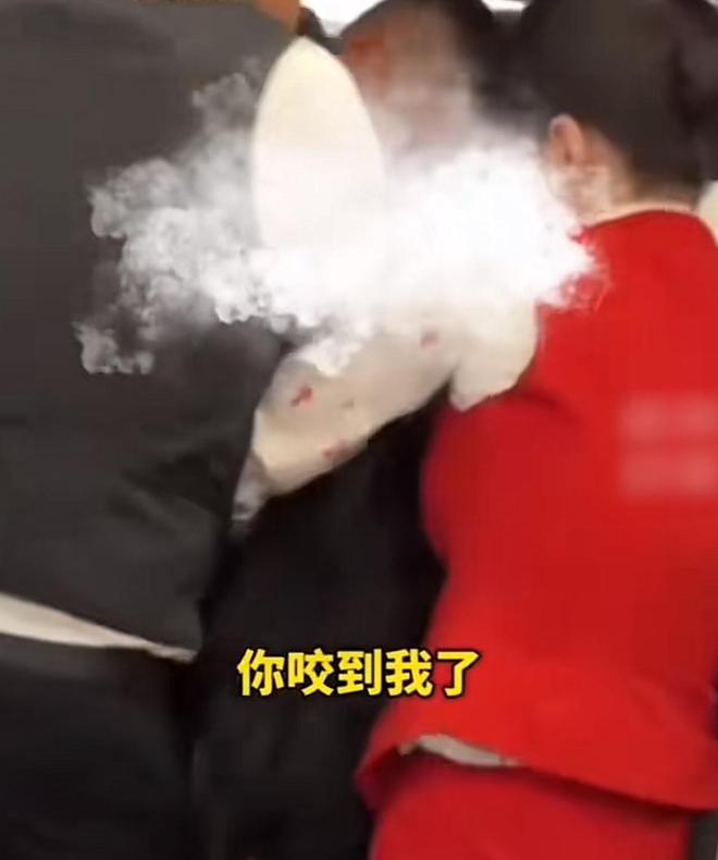 一个嫌对方臭一个嫌对方喷香水，两女乘客互殴还咬伤劝架空姐？深圳航空回应