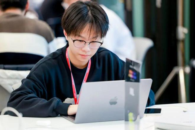 16岁高中生自学编程月入过万，获苹果公司邀请