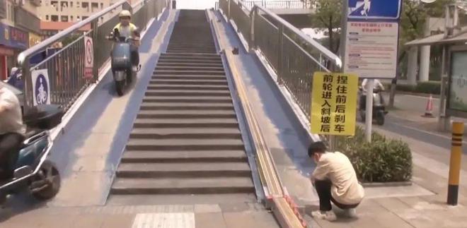 深圳一人行天桥装“电单车电梯”，市民：好鸡肋