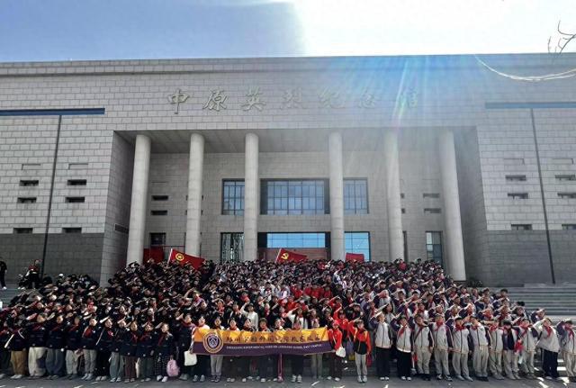 郑州实验外国语学校东校区：追寻红⾊记忆 培育时代新⼈