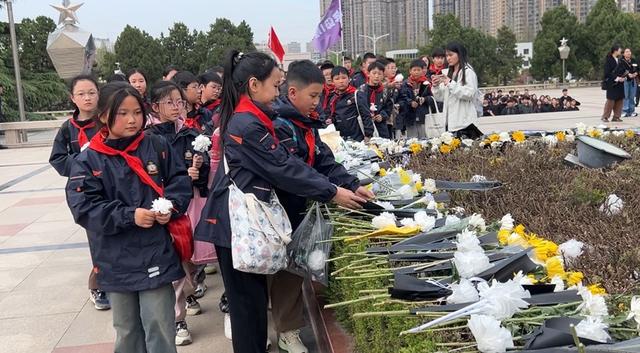 郑州实验外国语学校东校区：追寻红⾊记忆 培育时代新⼈