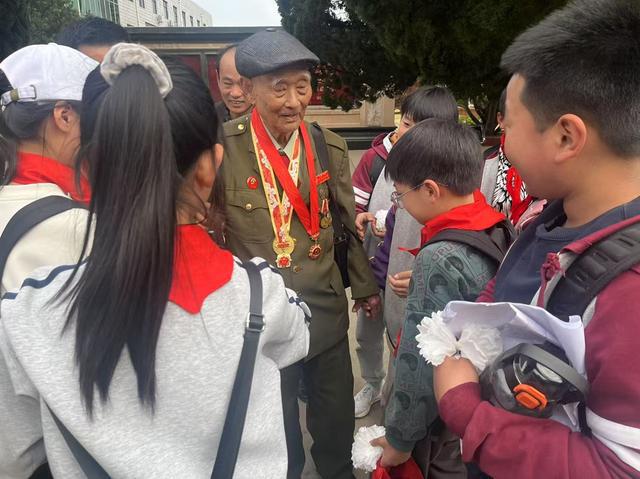 郑州实验外国语学校东校区：追寻红⾊记忆 培育时代新⼈