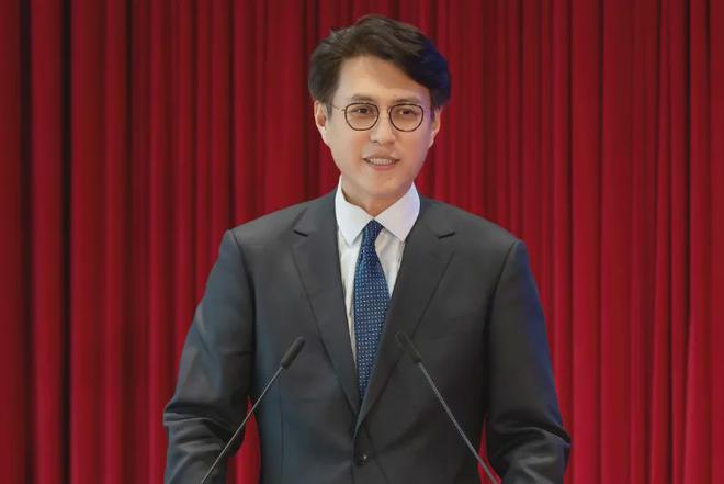靳东、莫言、刘震云、濮存昕等，受聘国家大剧院艺委会委员