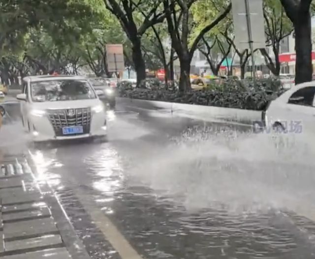 广州多地出现水浸街！今明两天有强降水+强对流