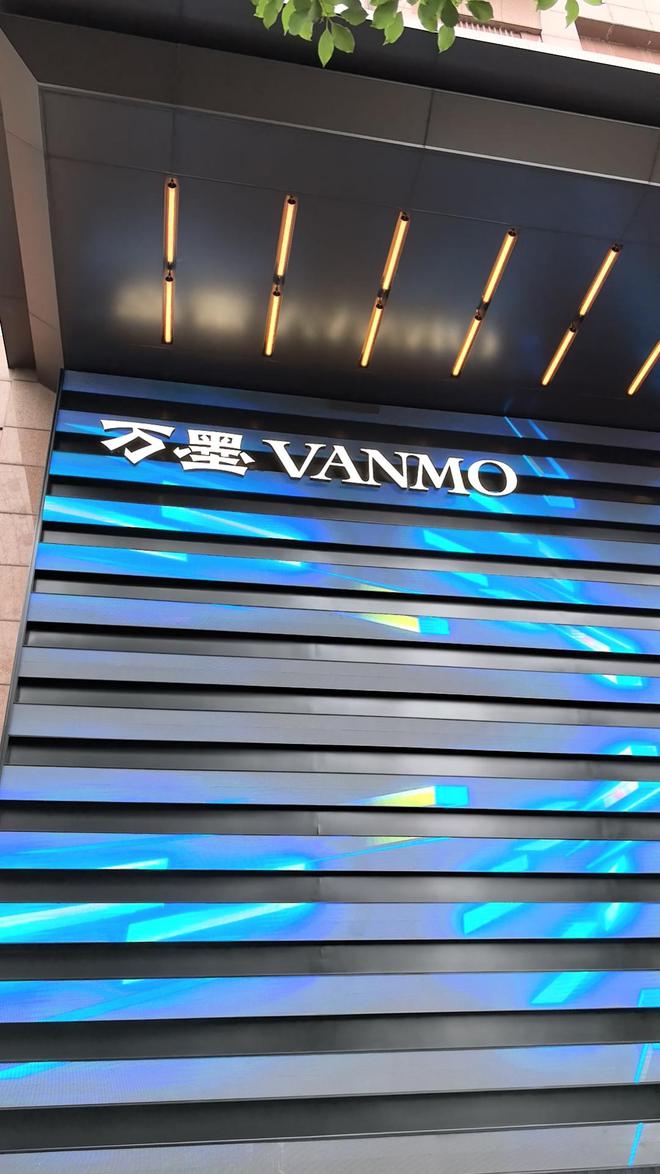 晨意帮忙丨疑因对房价和服务不满，房客在酒店走廊放装粪便垃圾桶还给差评，双方发声