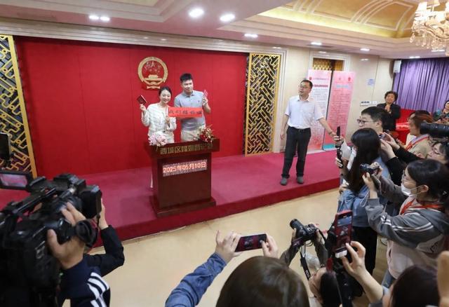 今起领证无需户口簿，北京首对婚登“全国通办”新人在西城领证