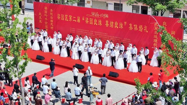 商丘：梁园区“梁园良缘”集体婚礼 劲吹浪漫简约风