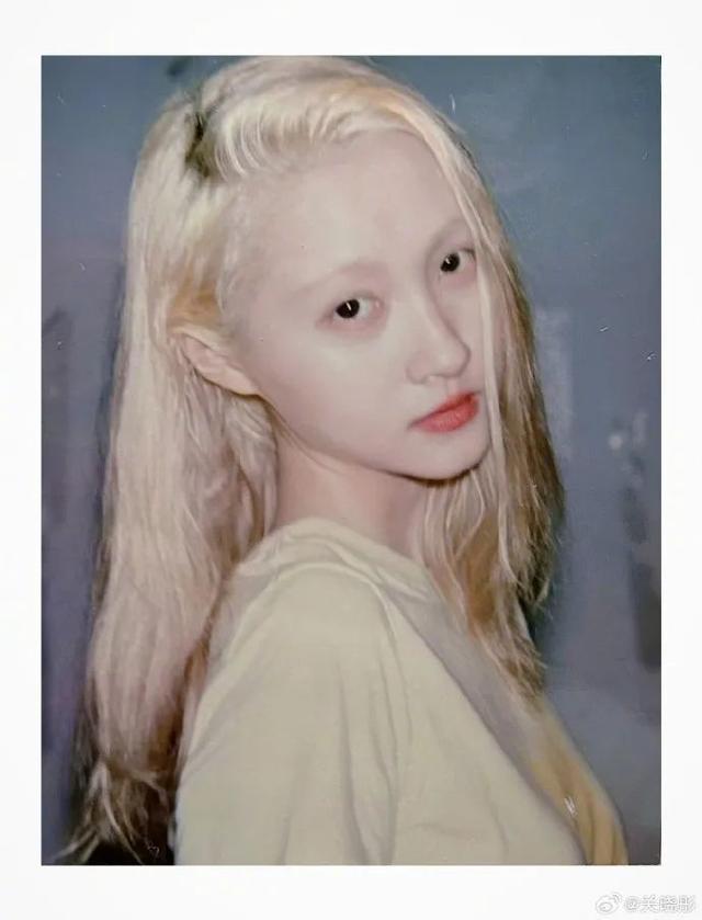 演员关晓彤晒撕拉片，金发素颜出镜，红唇显眼