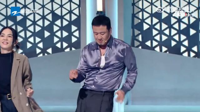 冲上热搜！杨坤回应“52岁的年纪18岁的腰”：腰是挺软的