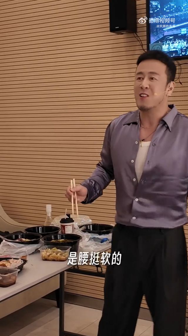 冲上热搜！杨坤回应“52岁的年纪18岁的腰”：腰是挺软的