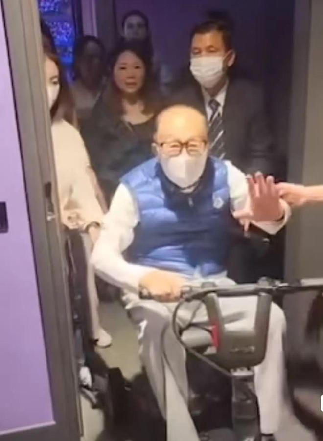 97岁李嘉诚和周凯旋一同看五月天演唱会，现场笑容不断，精神十足
