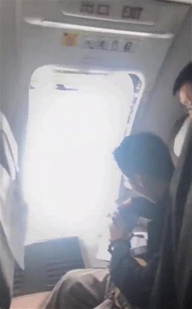 东航MU5828安全出口被乘客打开