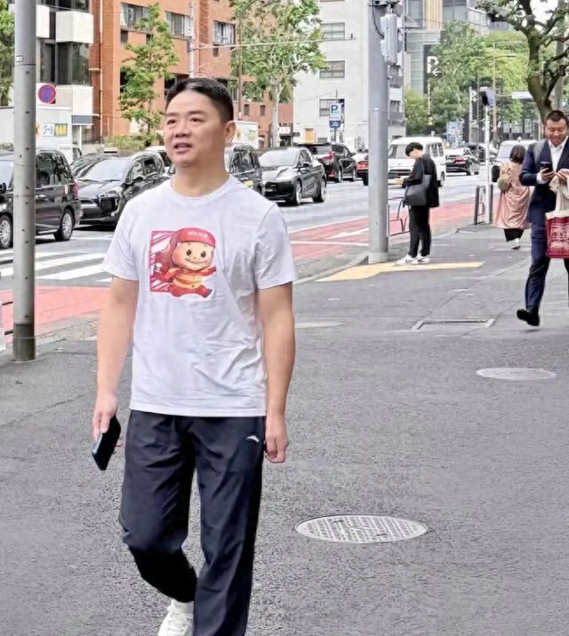 刘强东穿猪猪侠T恤现身日本，京东外卖“萌系营销”能否破圈？