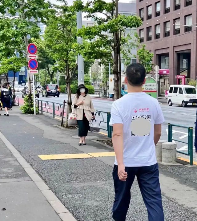 刘强东穿猪猪侠T恤现身日本，京东外卖“萌系营销”能否破圈？