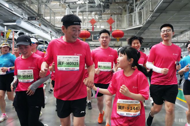 陪妈妈跑，向爱出发！2025长城汽车智慧工厂半程马拉松燃情开跑