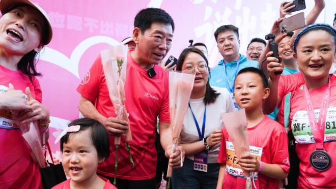 陪妈妈跑，向爱出发！2025长城汽车智慧工厂半程马拉松燃情开跑