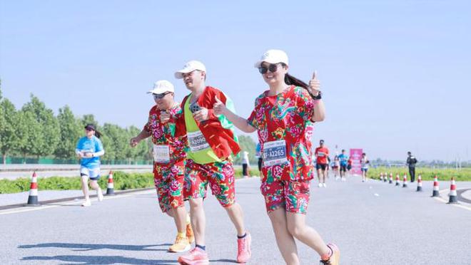 陪妈妈跑，向爱出发！2025长城汽车智慧工厂半程马拉松燃情开跑