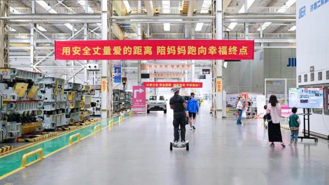 陪妈妈跑，向爱出发！2025长城汽车智慧工厂半程马拉松燃情开跑