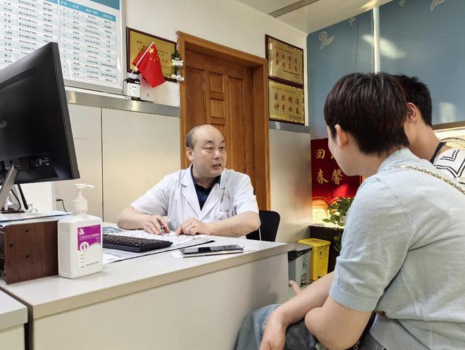山东姑娘飞900公里来长沙复查！他连续7年安排“五一”门诊，爱人坚持志愿服务