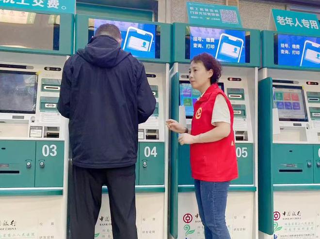 山东姑娘飞900公里来长沙复查！他连续7年安排“五一”门诊，爱人坚持志愿服务