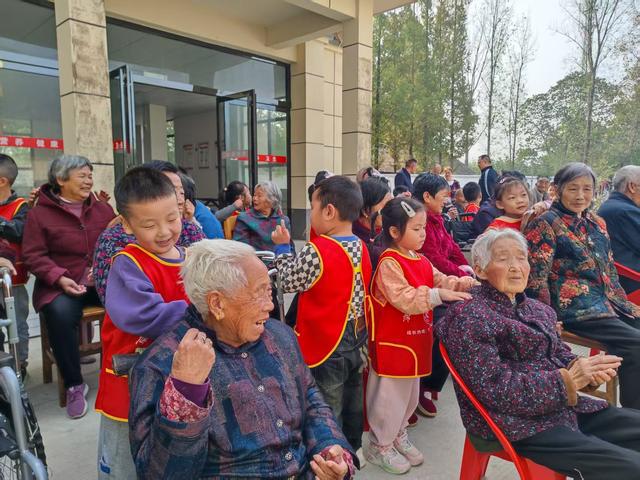 信阳市浉河区：母亲节暖阳映照“夕阳红”