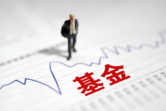 近三年3590只基金跑输基准超10%！基金业绩不佳，基金经理要降薪了