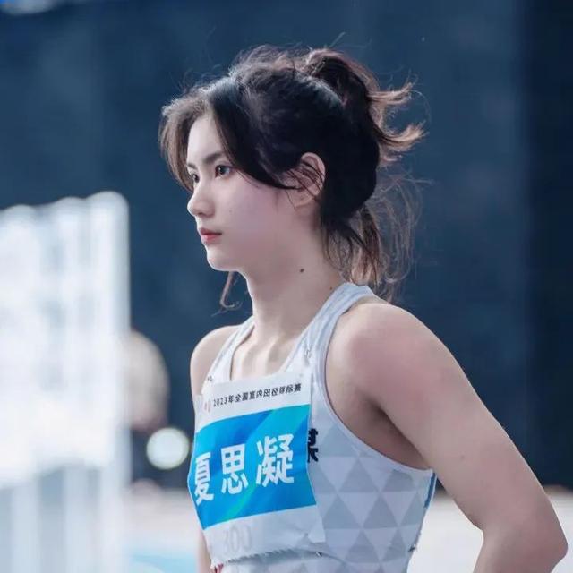 “跨栏女神”夏思凝因伤退赛，含泪向观众鞠躬致歉
