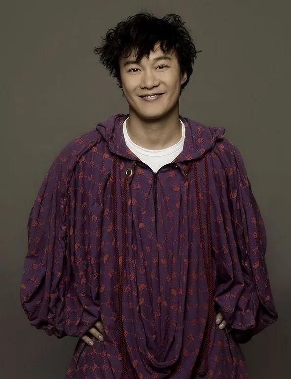 51岁陈奕迅一家三口出游同框，20岁女儿陈康堤身高已高出陈奕迅半个头