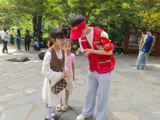 青年执笔，麓山为卷！五一“麓山红”再绘星城文明底色