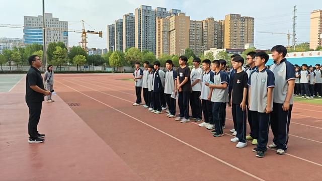 郑州市第四十八中学七年级学子用汗水书写 “热血备忘录”