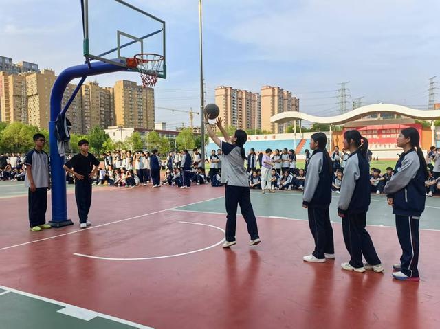 郑州市第四十八中学七年级学子用汗水书写 “热血备忘录”