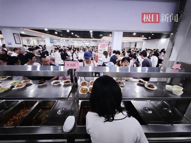 一中午来了5000人，米饭就蒸了1000多斤！这个假期你去机关食堂了吗？