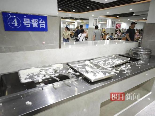 一中午来了5000人，米饭就蒸了1000多斤！这个假期你去机关食堂了吗？