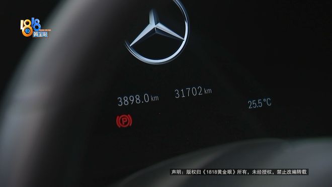 90多万的进口奔驰，老板开着开着引擎盖翻了：不是一点点快