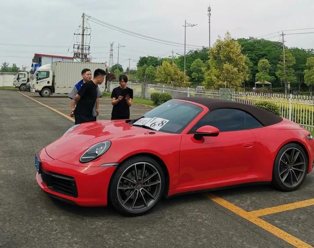 男子诈骗3270万元转给女友买豪宅豪车，自己节俭度日