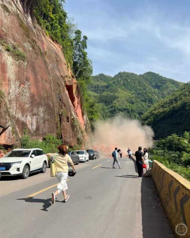 贵州赤水丹霞大瀑布附近山体塌方！游客亲历现场，官方通报