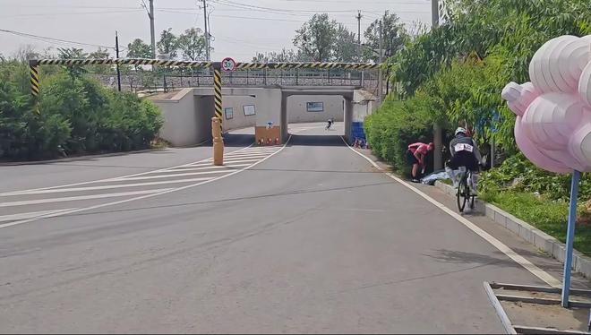 北京一自行车比赛多人拐弯时受伤，有人摔进绿化带致骨折住院，组委会：不熟悉赛道