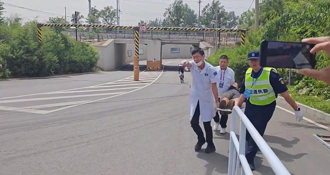 北京一自行车比赛多人拐弯时受伤，有人摔进绿化带致骨折住院，组委会：不熟悉赛道