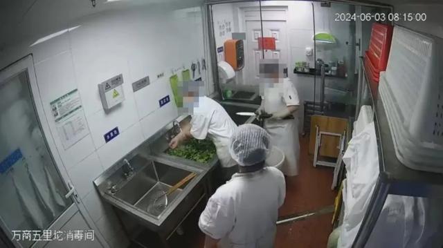离谱！石景山一厨工在餐具池里涮墩布，被辞后还反告幼儿园