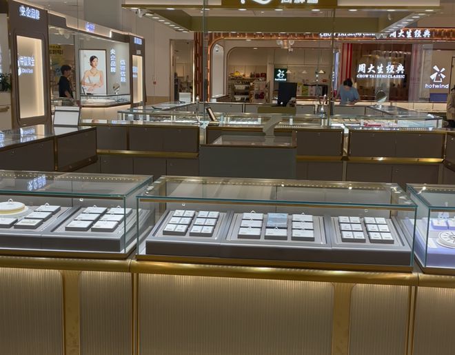 五一购金热情不高？金价过山车！饰品金跌破1000元/克，到店咨询人数骤降