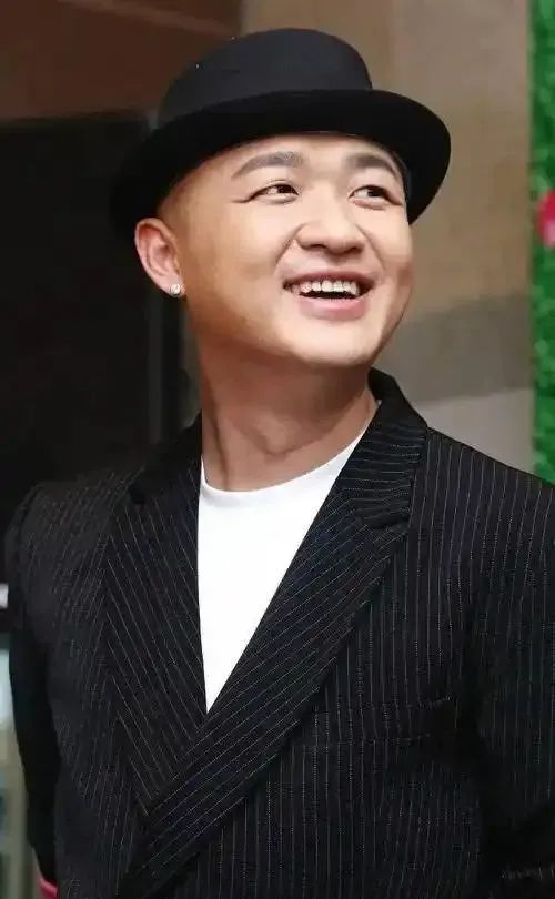 包贝尔官宣二胎出生