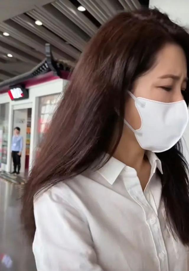 冲上热搜！曾黎哭了，“礼物倒卖”风波后首次现身机场，粉丝纷纷回应